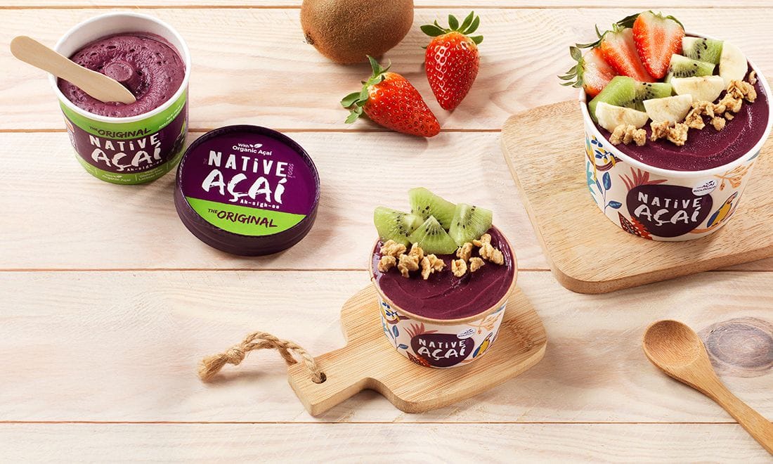 Native Foods Açaí copos com frutas em cima de tábuas de madeira