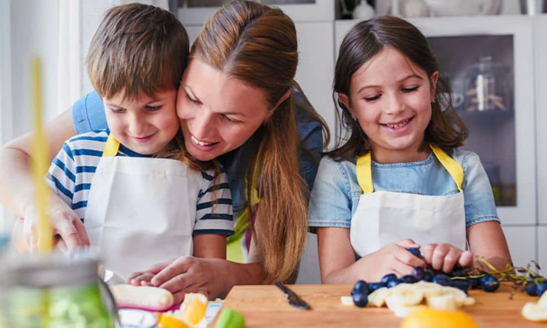 Native Foods Açaí familía a preparar açaí pequeno-almoço para crianças saudável