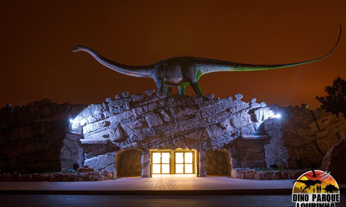 Dino Parque Noites Jurássicas estátua dinossauro à noite