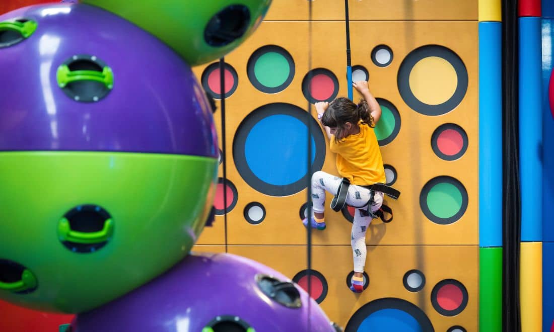 quantum parks atividades para crianças trampolins férias verão menina