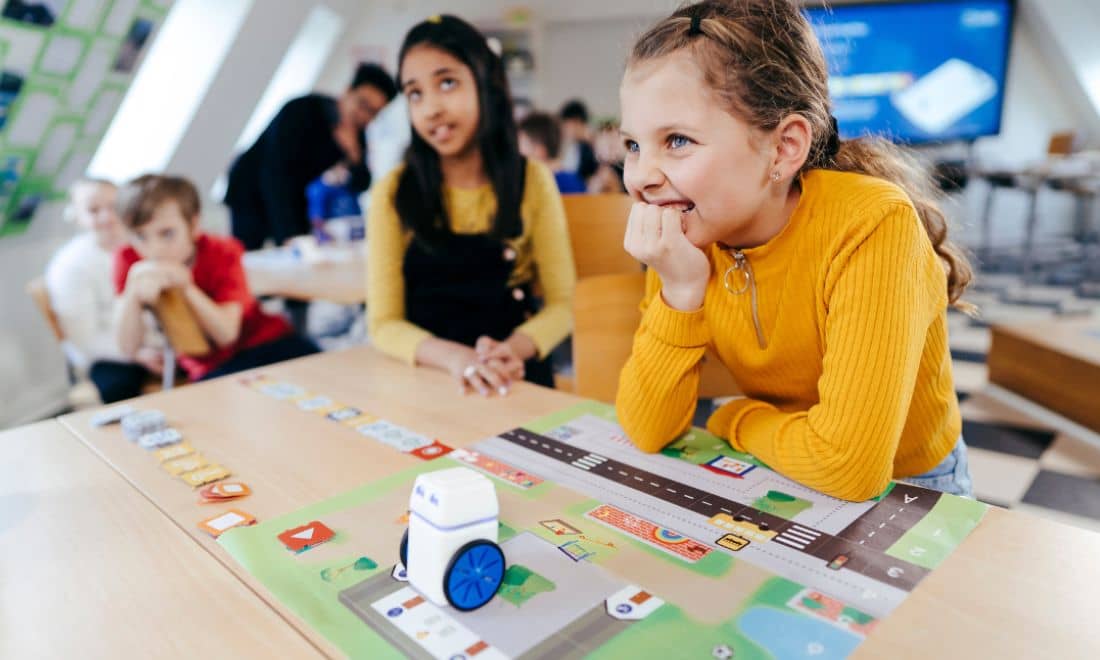 BCN menina em grande plano com robô a jogar