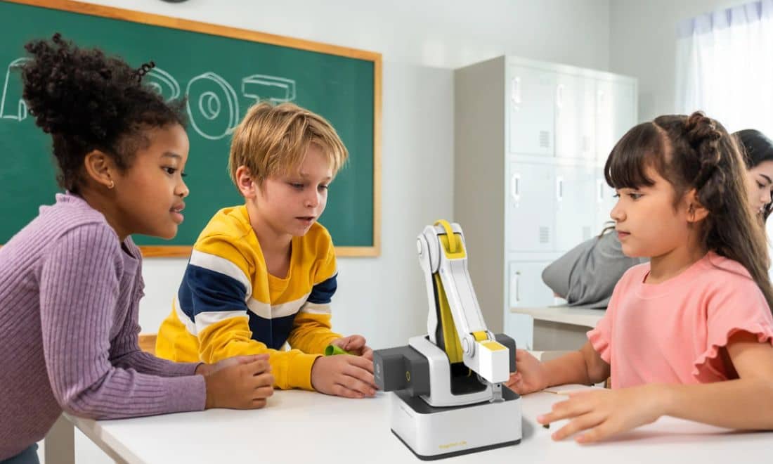 BCN três crianças na sala de aula concentrados microscópio