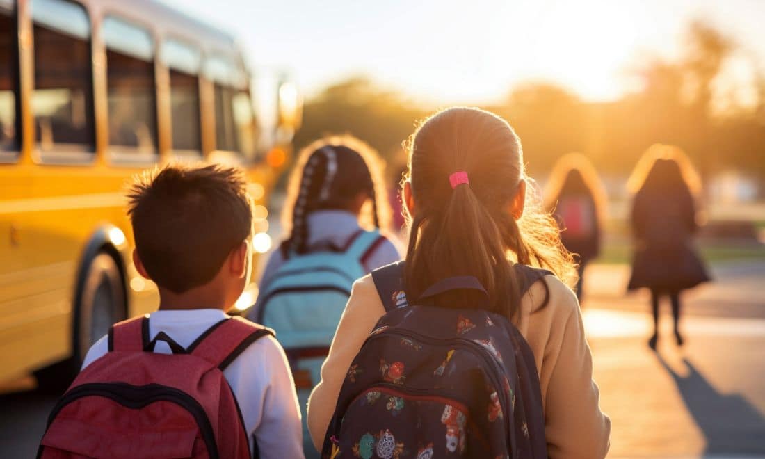 BP segurança infantil alunos de mochila às costas com autocarro da escola pôr do sol