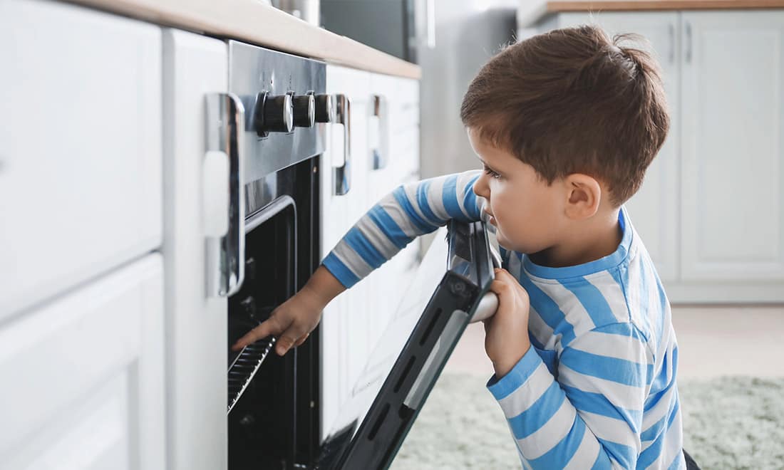 BP segurança infantil perigos em casa criança com mão no forno
