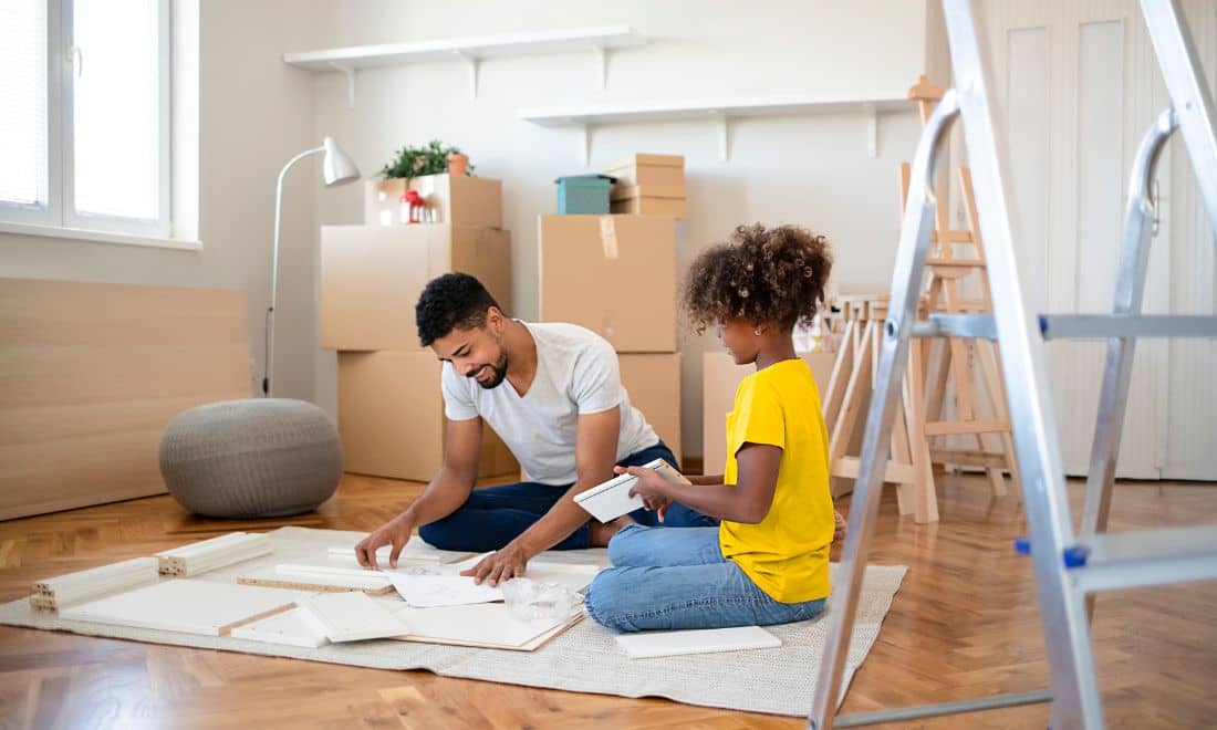 Hertz pai e filha no quarto em mudanças