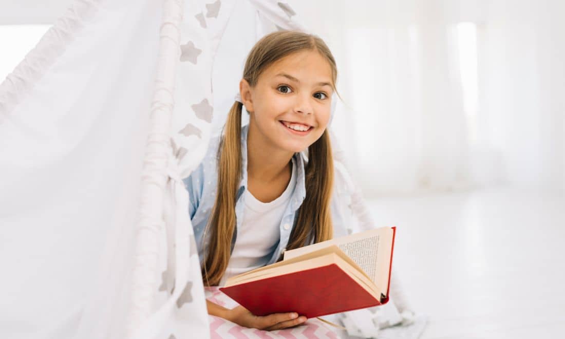 Leya livros infantis menina com livro vermelho na mão