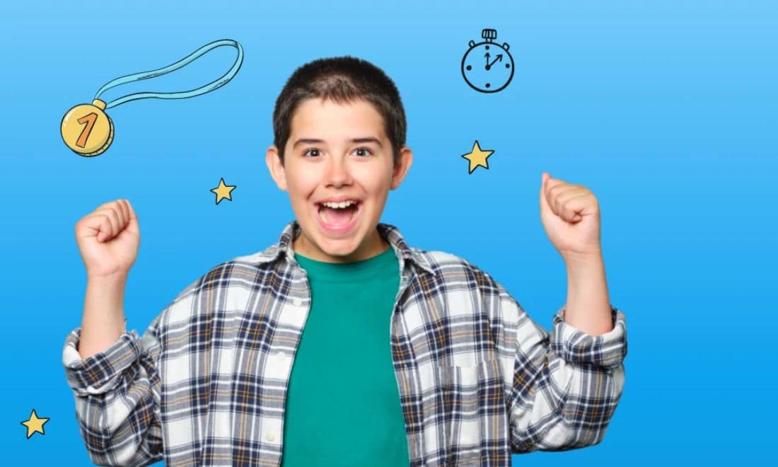 Escola Virtual menino feliz em posição de vitória com fundo azul e ilustrações de medalha e cronómetro