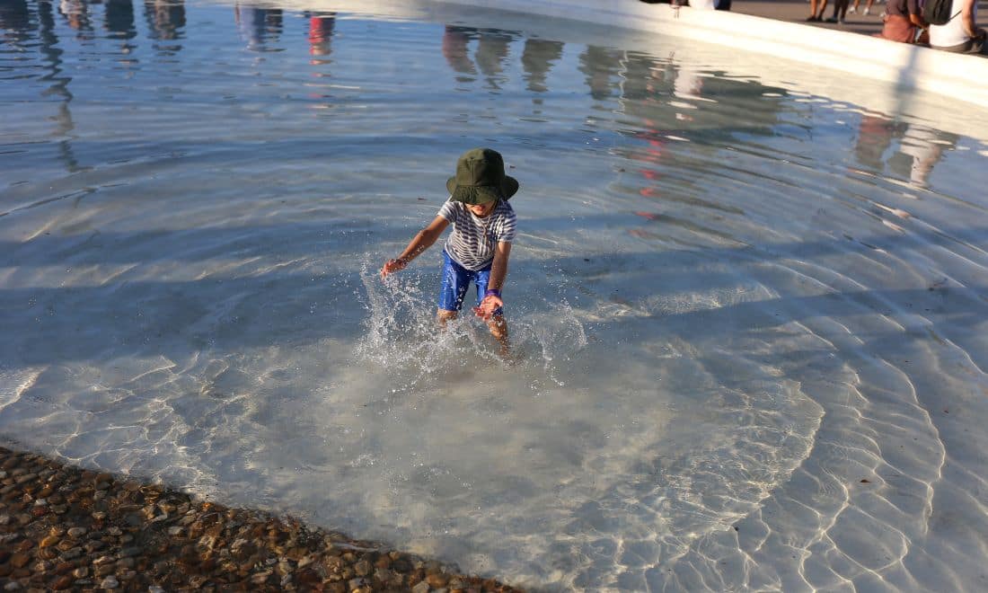 Festa do Avante criança dentro de piscina com roupa e chapéu