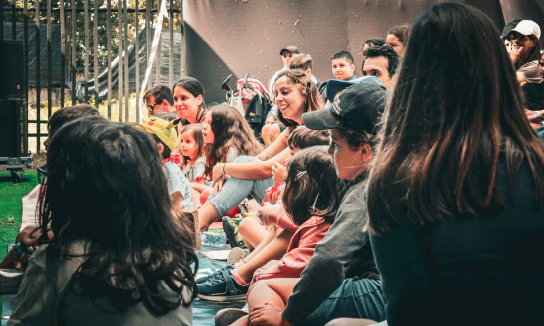 Festa do Avante crianças sentadas atividade