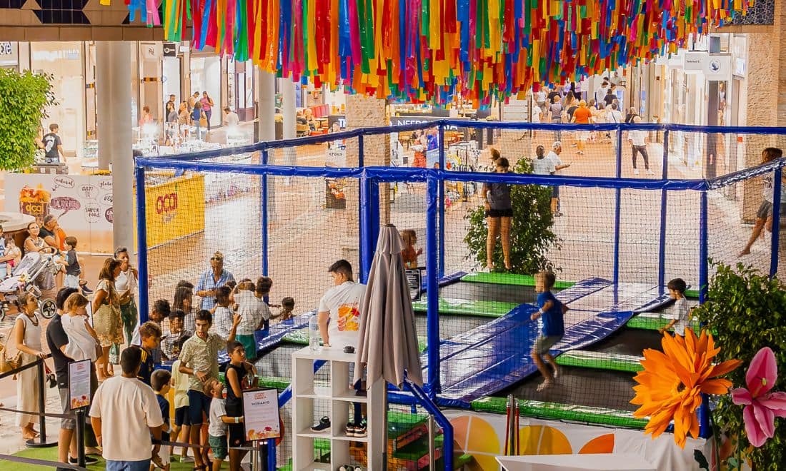 Fórum Algarve Family Garden fitas penduradas no teto espaço com famílias
