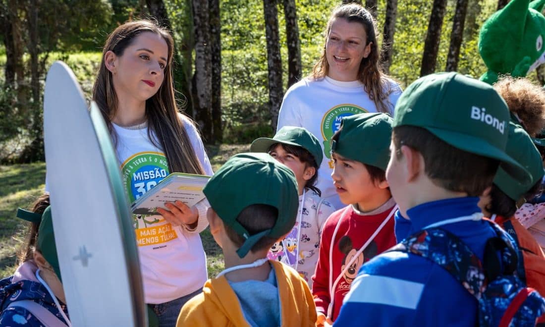 Missão 360 turma grupo de crianças com duas professoras monitoras em frente