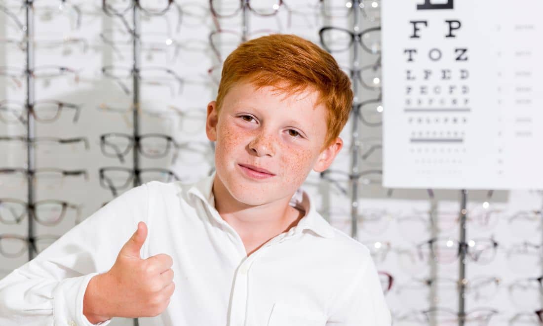 Opticalia miopia em crianças lentes de contacto menino com parede de óculos atrás