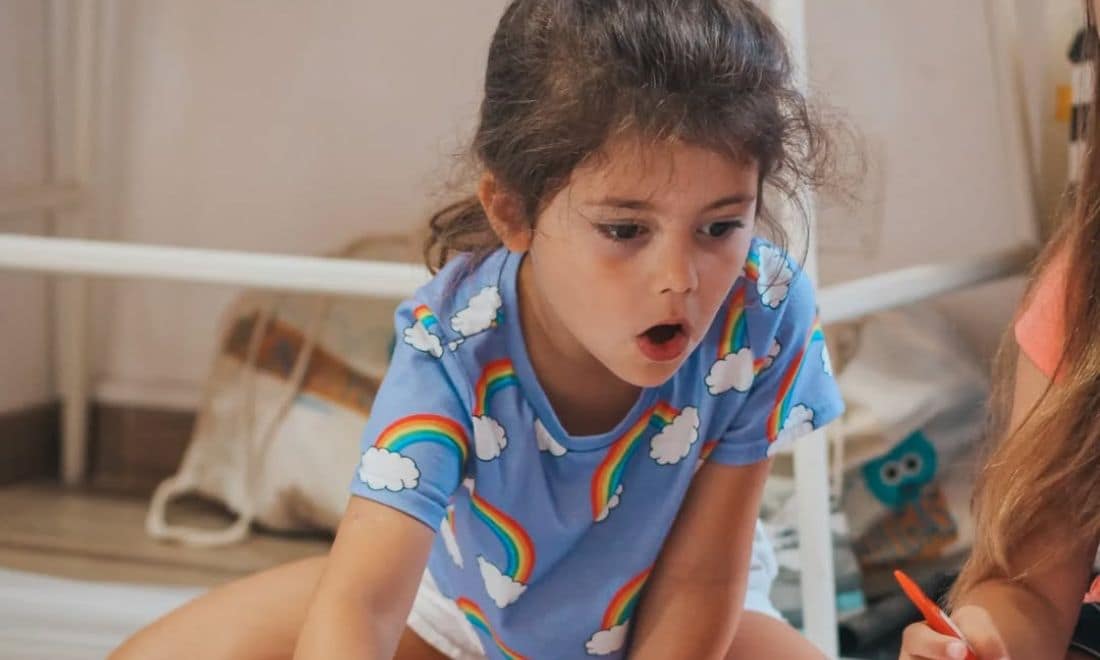 Salpicos desenvolvimento infantil festas de aniversário menina surpreendida