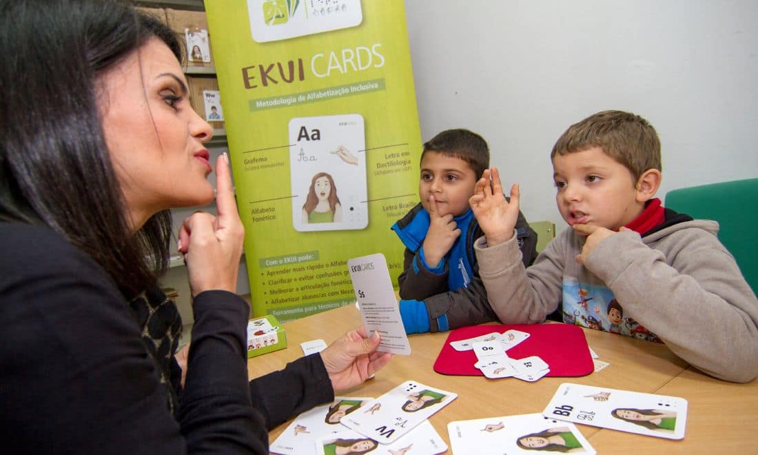 EKUI metodologia de ensino professora a ensinar com cards Ekui fala