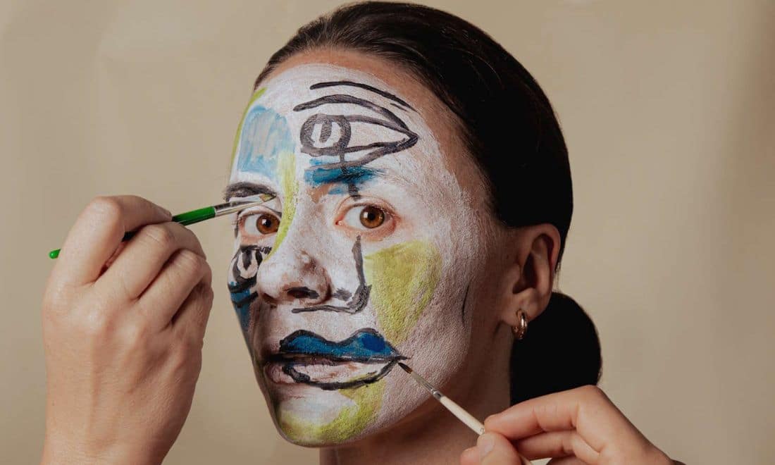Fundação Calouste Gulbenkian espetáculo para famílias teatro infantil Wow isto não é uma visita será senhora com a cara pintada