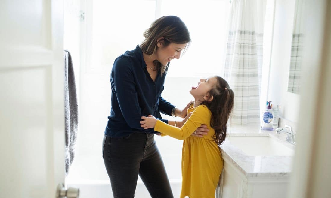 Gripe nas crianças gripe mãe e filha na casa de banho verificar a garganta língua de fora