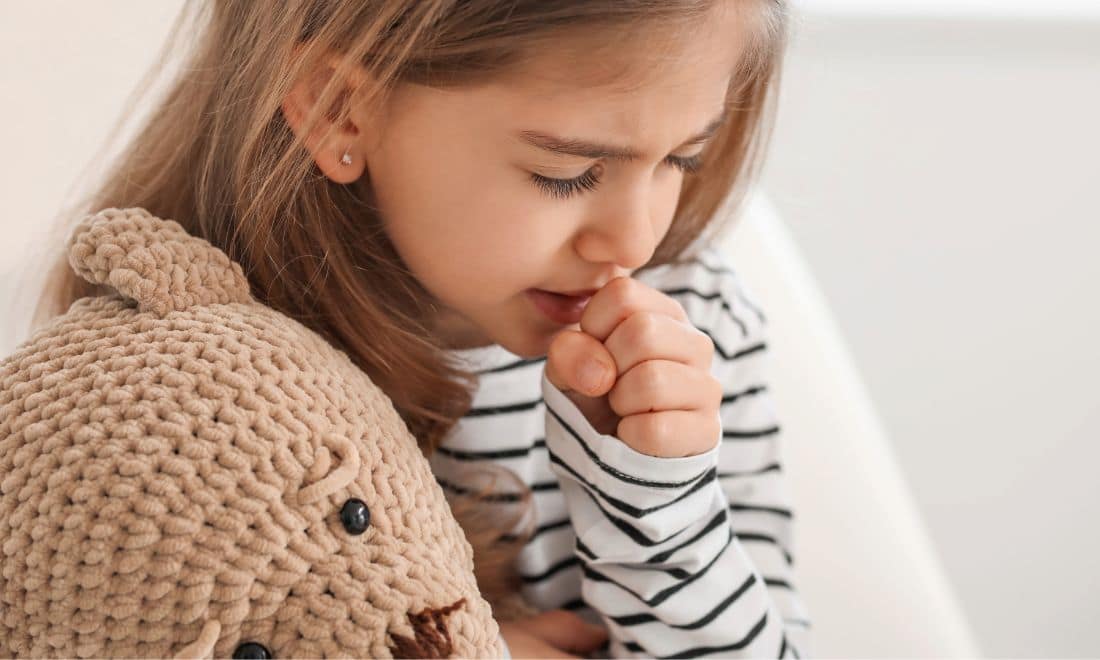 Gripe nas crianças menina com ursinho a tossir e levar mão fechada à boca