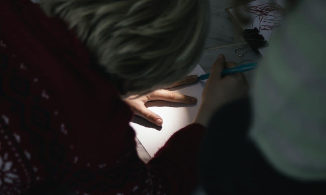 MACAM oficina crianças revelações luminosas menino a desenhar com luz e camisola de inverno