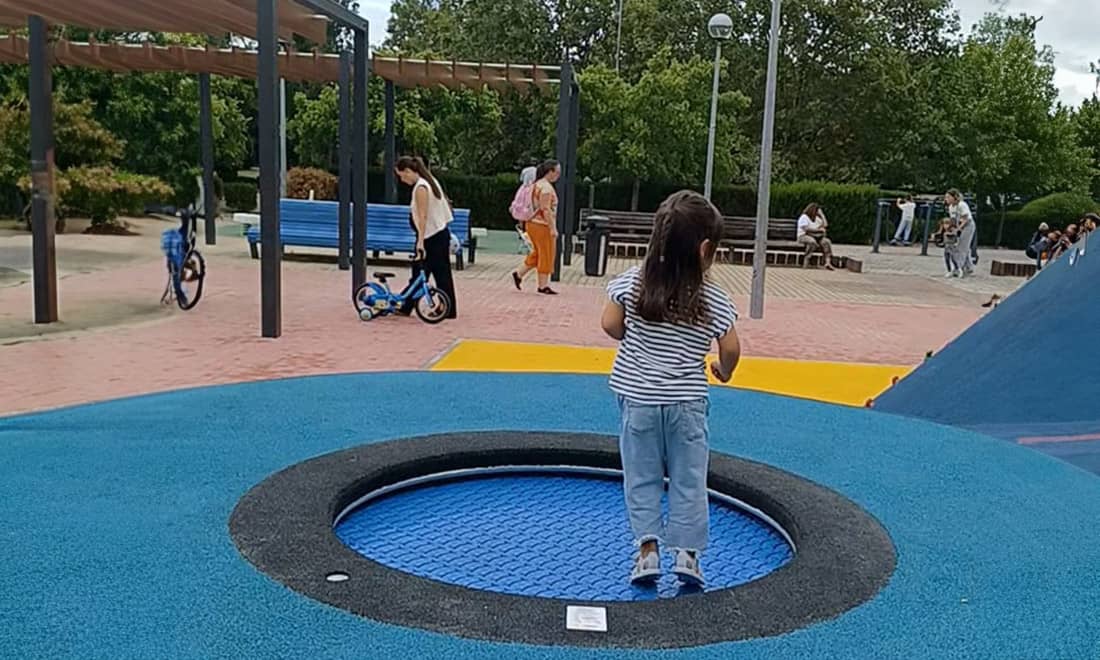 Parque infantil Adão Barata trampolim