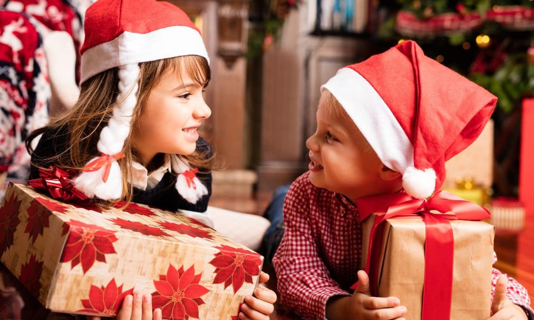 Crianças presentes Natal
