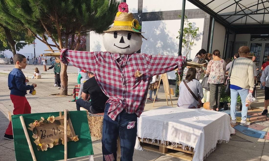 Escolas e comunidade espantalho Feirinha de Outono, na Escola Básica de São Donato (Ovar)