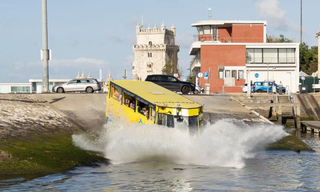 Hippotrip tour Lisboa veículo a entrar na água splash