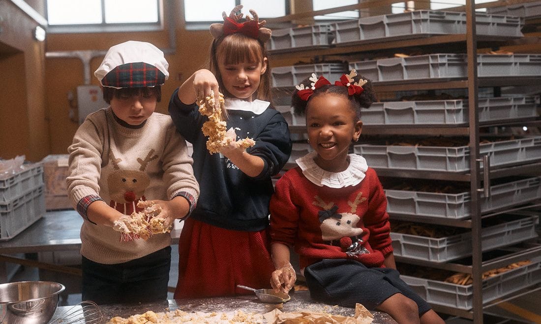 Zippy presentes para crianças menino e meninas com camisolas de Natal a fazer massa bolachas