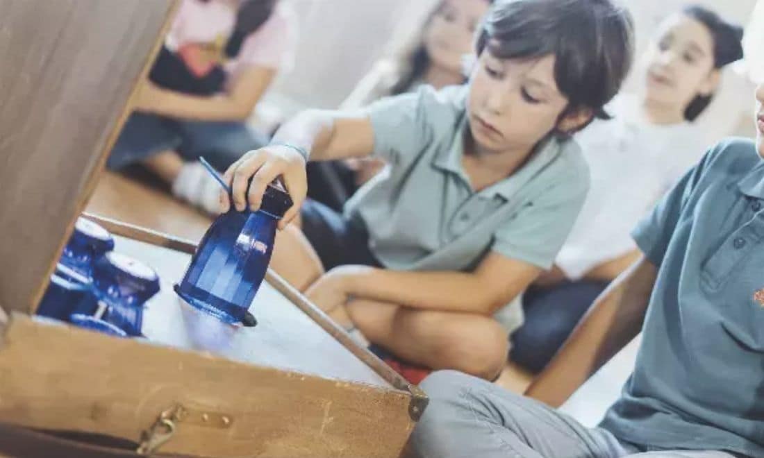 Fontes de energia renováveis crianças em sala menino com garrafa de plástico atividade