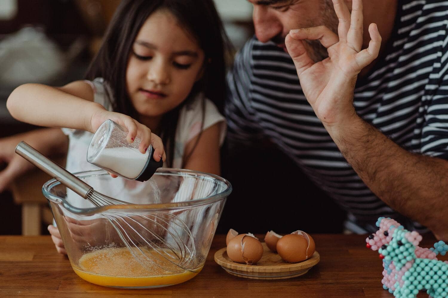 Pai e filha a cozinhar