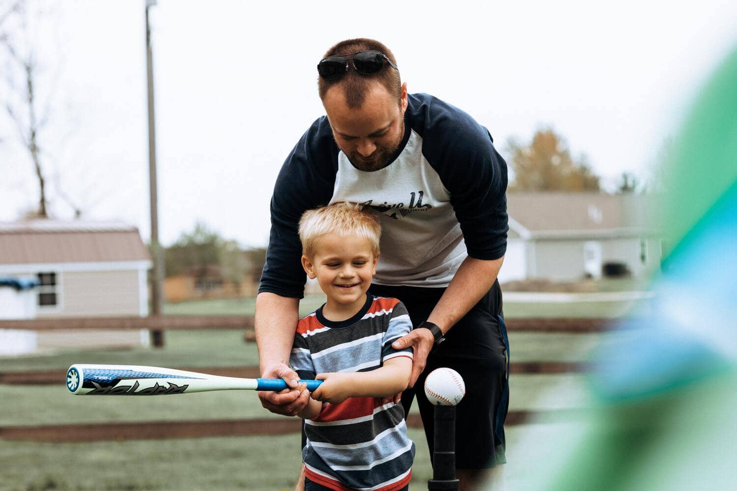 Pai e filho a jogar basebol 