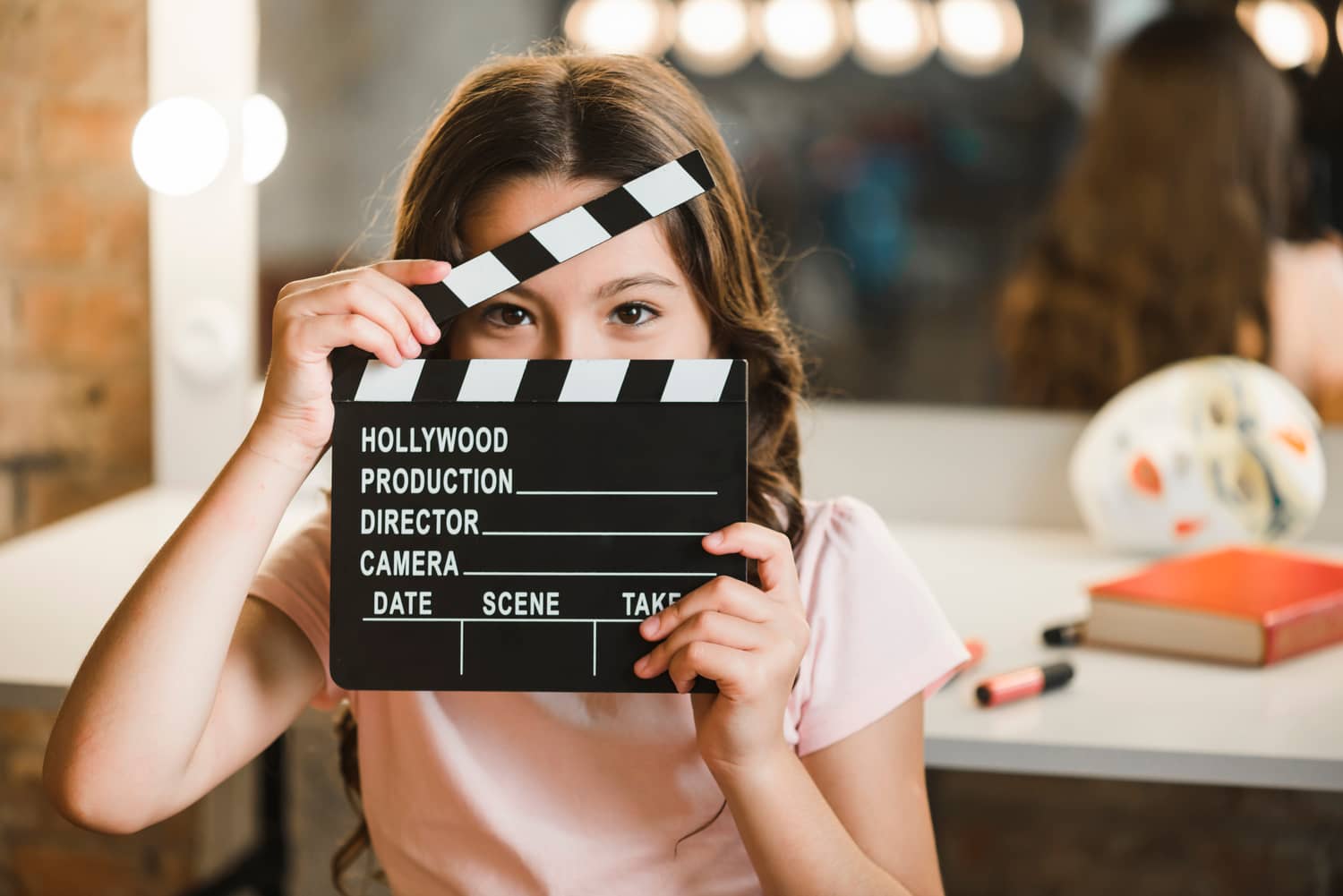 Menina com placa de cinema