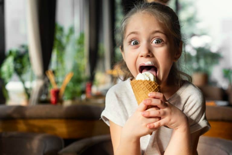 Menina a comer gelado