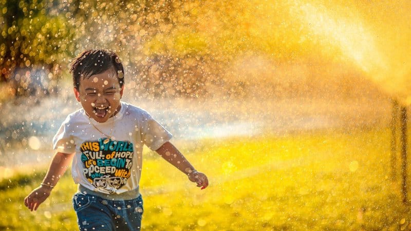 criança feliz a correr