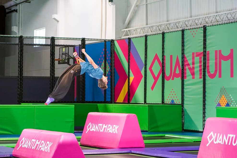 quantum-park-salto-para-tras-trampolins