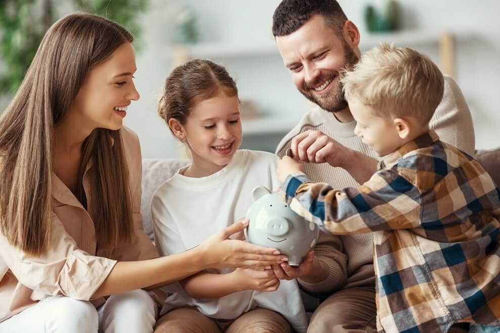 taticas-de-poupanca-família-com-mealheiro-geral