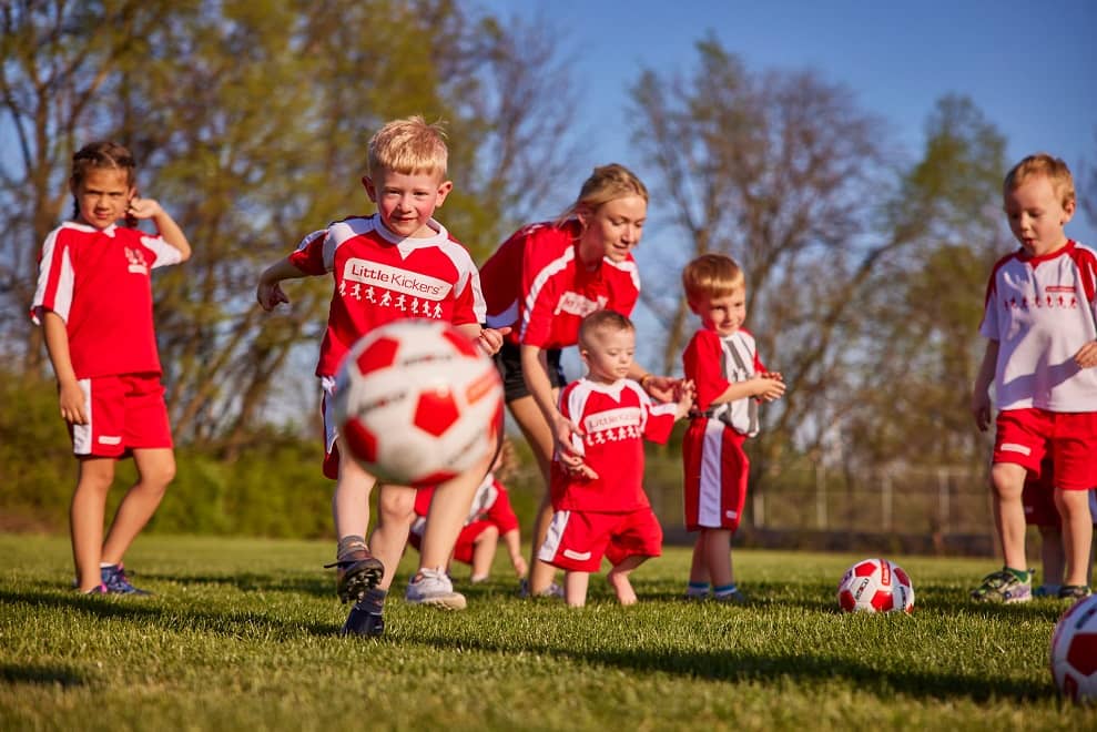 little-kickers-criancas-jogar-escola