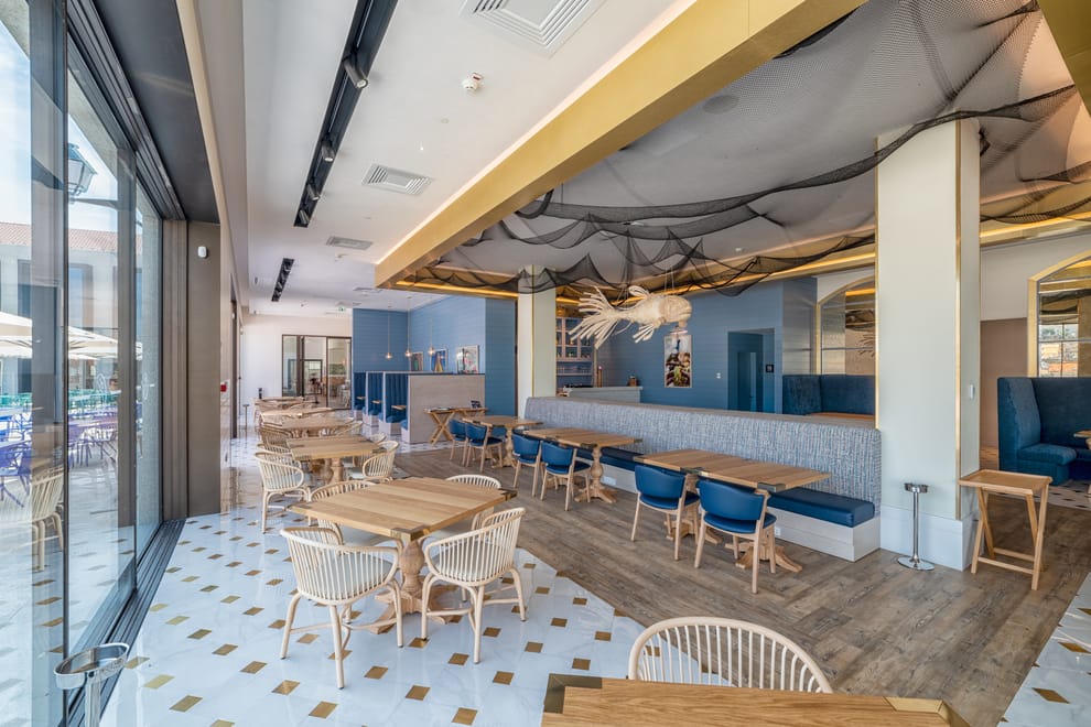 sala de refeições com mesas e cadeiras 
