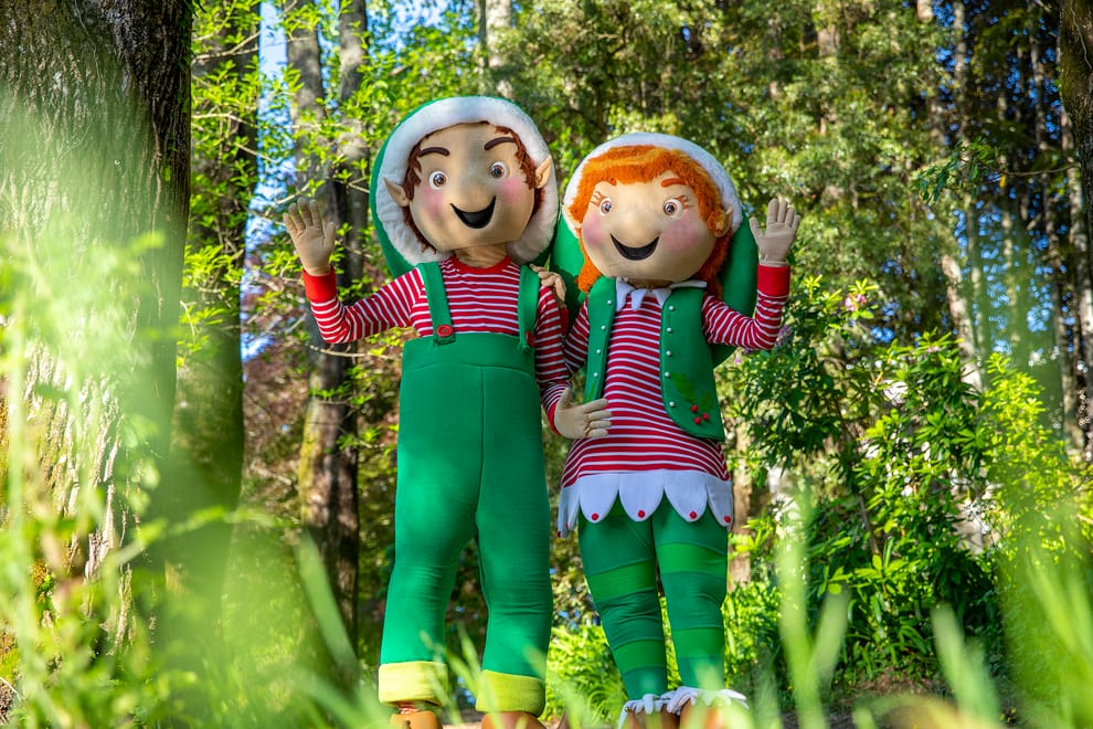 presépio vivo: Duas pessoas vestidas de doendes