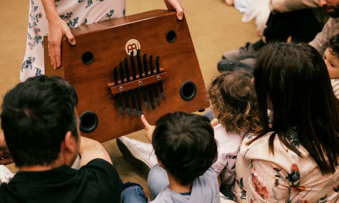 Fundação Calouste Gulbenkian atividades para crianças e famílias Orquestrália crianças a experimentar instrumento