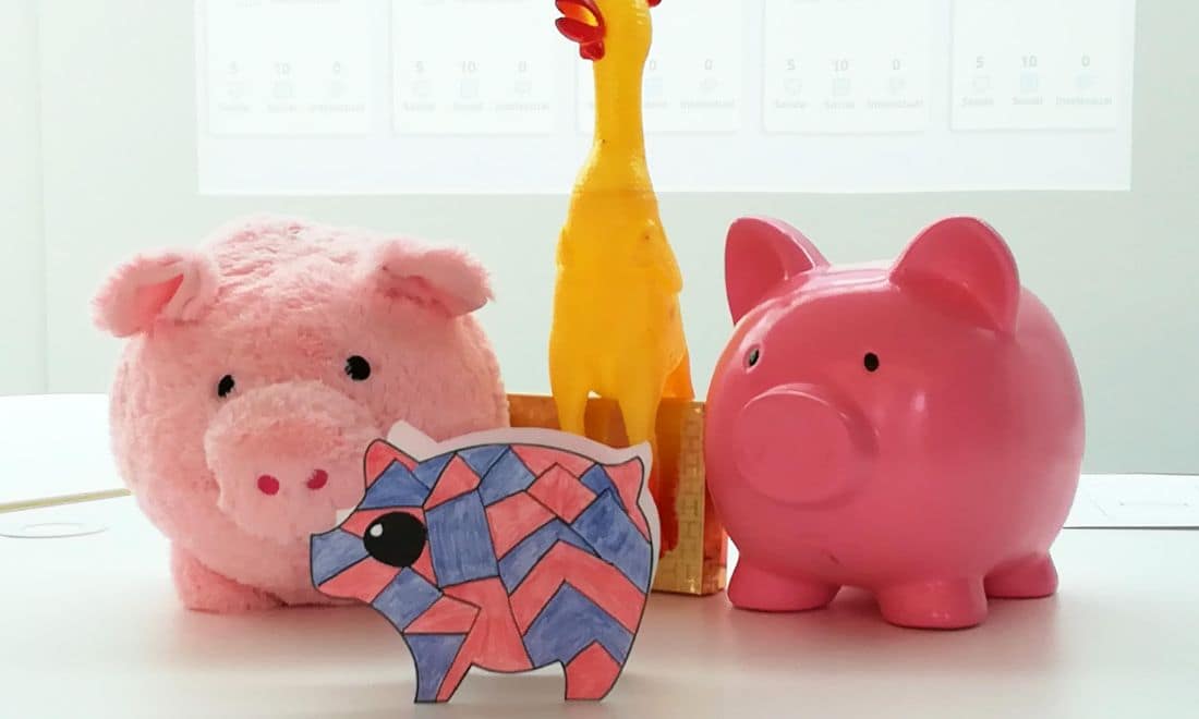 Museu do Dinheiro atividades para crianças e famílias Grão a grão enche a galinha o papo porquinhos mealheiros e galinha de borracha