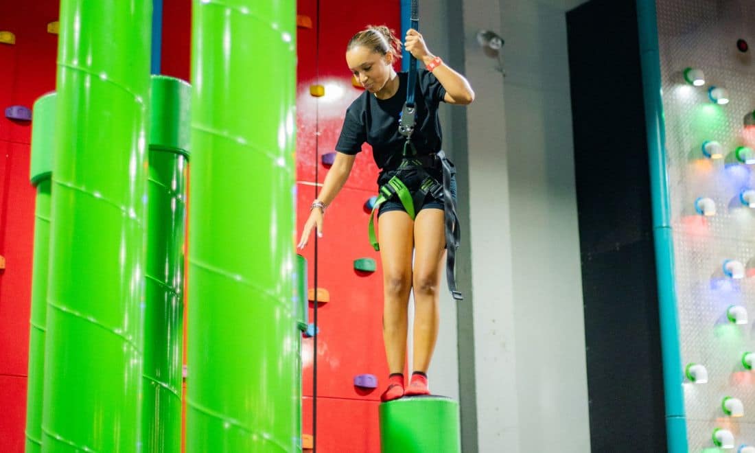 JumpYard Lisboa menina em cima de tubo verde saltar