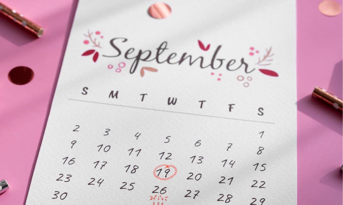 calendario com mês de setembro, em fundo cor de rosa