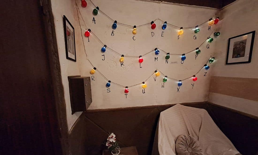 bowling-city-city-escape-room-upside-down-luzes-com-letras