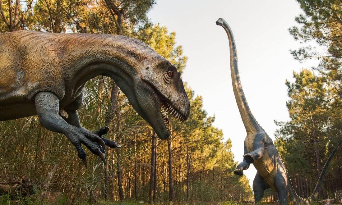 Dino Parque Lourinhã cenário com dois dinossauros
