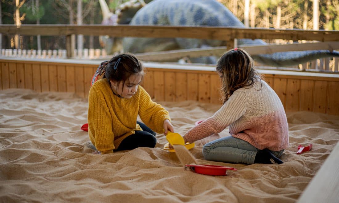 Dino Parque Lourinhã crianças brincar caixa de areia escolas
