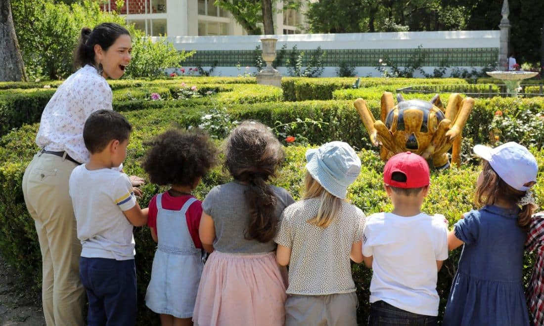 EGEAC Museu de Lisboa atividades para crianças oficinas de verão crianças no jardim com monitora