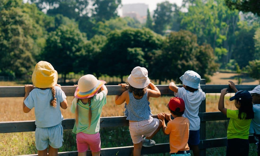 Fundação de Serralves férias da Páscoa no Porto crianças em frente a vedação com chapéus na cabeça