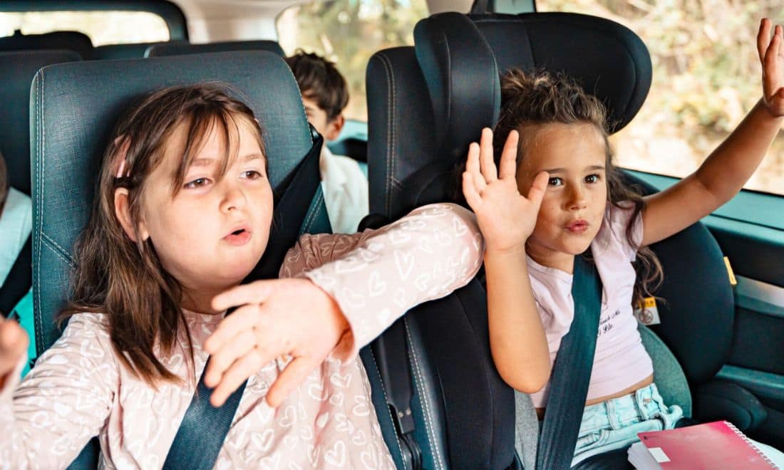 Rodinhas transporte escolar em Lisboa e no Porto crianças felizes nas cadeiras do autocarro