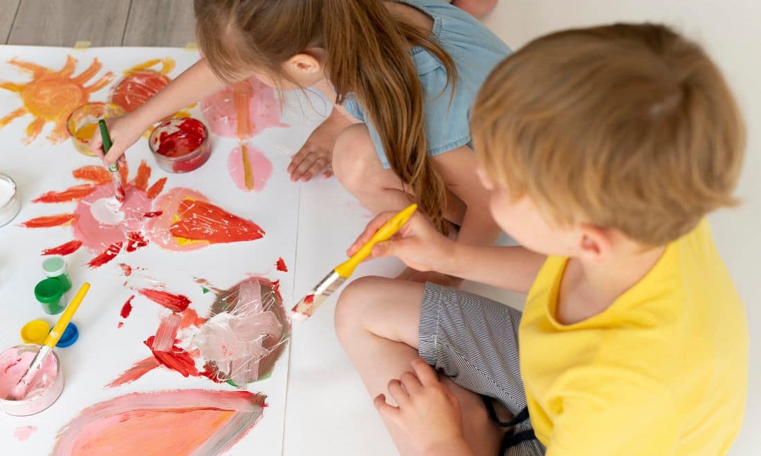 Salpicos desenvolvimento infantil festas de aniversário para bebés menino e menina a pintar com pincéis
