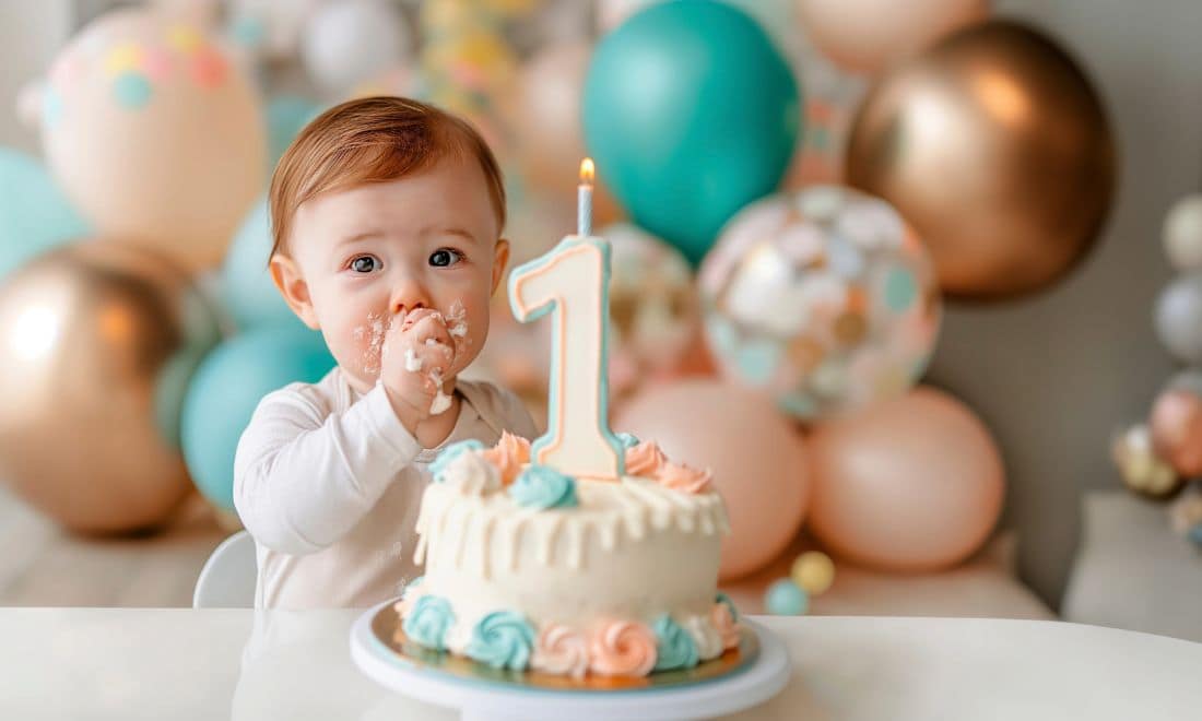 Festas de aniversário para bebés 1 ano bebé com bolo e vela